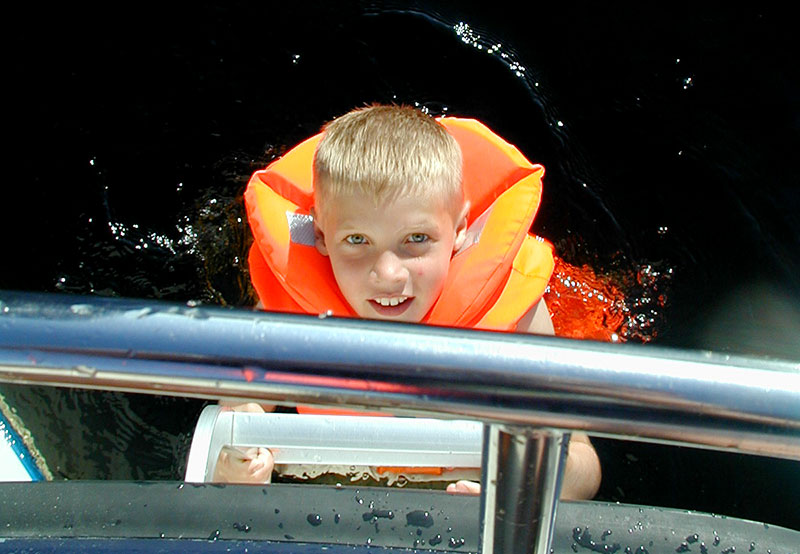 Båtsemester med barn i sommar? Här är expertens tips för att undvika vanliga risker