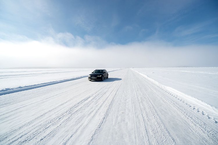 Ta en biltur på havisen i Luleå skjærgård