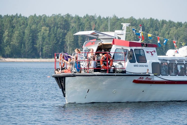 Vad heter turbåten som trafikerar skärgården och anlöper Hindersön, Brändöskär, Småskär, Kluntarna och Junkön under sommaren?