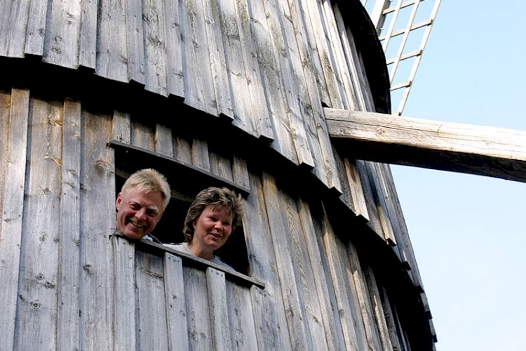 Ett måste när du besöker denna ö är att gå och titta på den vackra gamla hattkvarnen. Den ligger bara några hundra meter nordväst om fiskeläget. Väderkvarnen byggdes troligen någon gång i slutet av 1700-talet, av vem är omtvistat. På vilken ö ligger kvarnen?