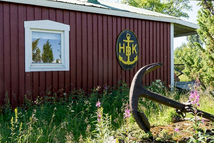 På vilken ö ligger Haparanda Båtklubbs klubbstuga?