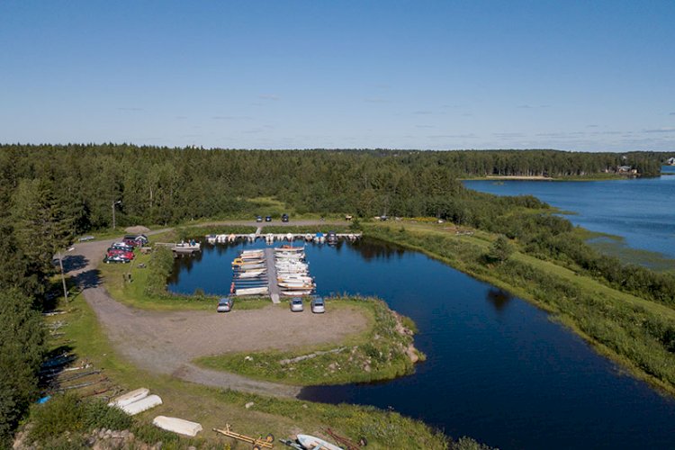 Riekkola-Välivaara naturreservat ligger vid Torneälvens utlopp, bara två kilometer från Haparanda centrum. Hit söker sig haparandaborna för motion och friluftsliv, men även för att njuta av natur och fågelsång. I området ligger också en småbåtshamn väl skyddad. Vad heter hamnen?