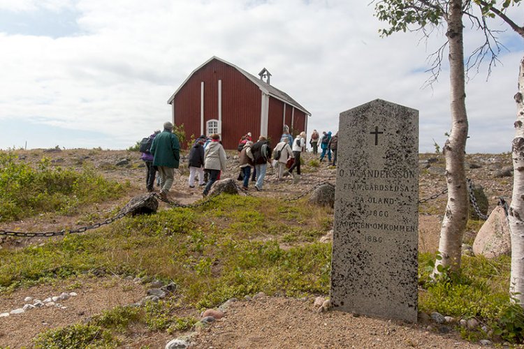 Bakom kapellet på Haparanda Sandskär ligger en begravningsplats. Hur många personer finns begravda här?