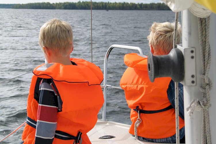 Den som bara åker ut med båt någon gång ibland kanske tycker att det är onödigt att köpa en flytväst. Men vad många inte känner till är att man i alla våra kustkommuner kan hyra flytvästar. Var i Skellefteå kan man hyra flytväst?