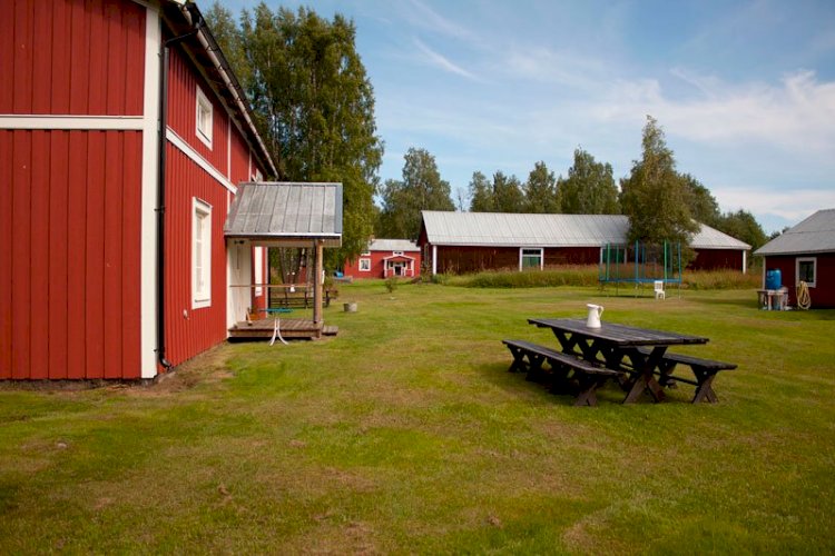 Denna ö är en gammal jordbruks- och fiskarby i äkta skärgårdsmiljö och var under århundraden den enda ön i Kalix skärgård som hade bofast befolkning. Här finns också ett bönhus som byggdes 1929-1930 av öborna. Vilken ö är det?