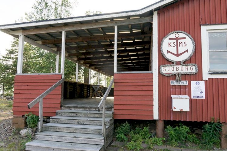 Kalix Segel och Motorbåtssällskap, KSMS med klubbstugan SJÖBORGEN ligger på vilken ö?