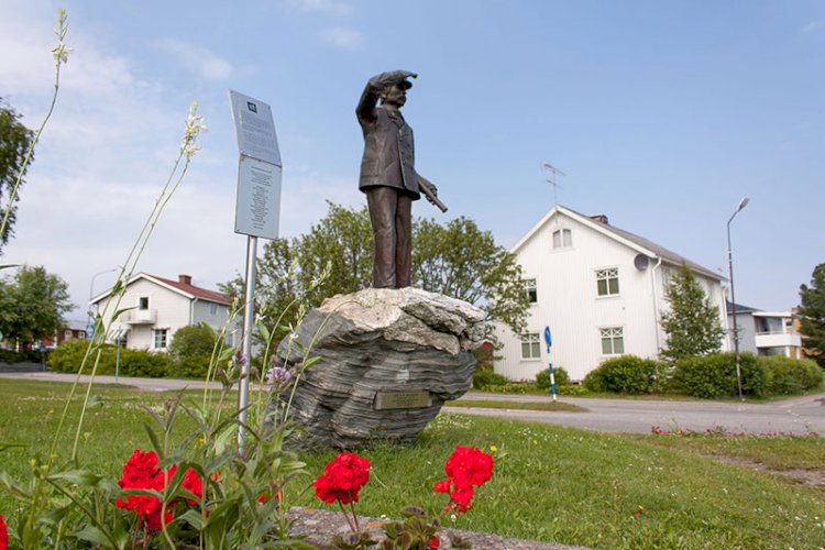 Intill kyrkan i Kalix står statyn ”Mästerlotsen”. Karl Olov Bäckström (1859-1939), som bland annat var gast på Puritan, båten som vann Americas Cup 1885. Han återvände senare till Kalix och tog tjänst som lots på Malören och senare på Erikören. Karl Olov Bäckström utnämndes också till Mästerlots 1887-1919. Statyn invigdes vilket år?