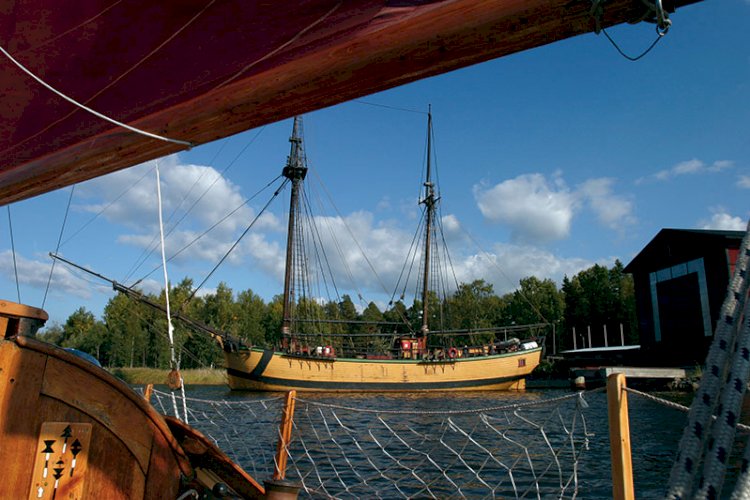 Repslageriet är från 1800-talet och än idag är den långa repslagarbanan fullt användbar. På 1800-talet fanns det två repslagerier i byn utanför Skellefteå. Så sent som 1989 slogs 5 km tågvirke till Jacobstads Wapen, som är en kopia av en 1700-talsgaleas som byggdes i Jakobstad i Finland. Vad heter byn där repslageriet ligger?