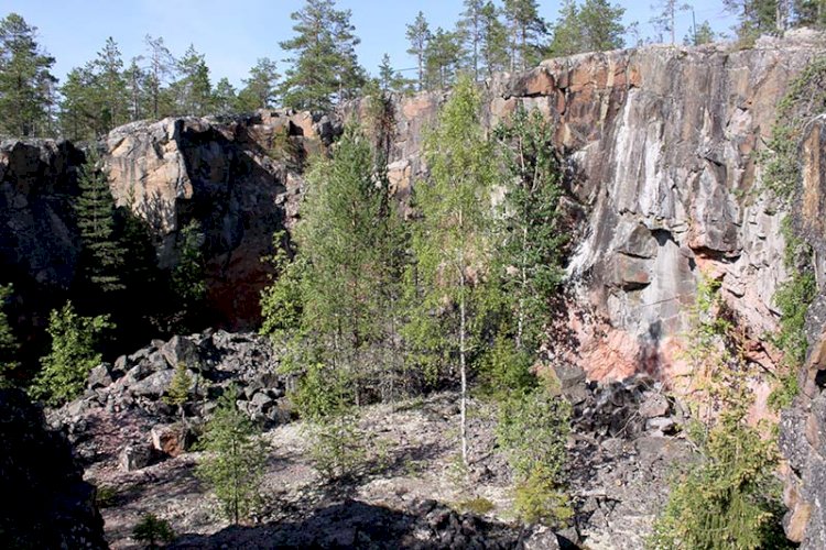 Denna ö i Bottenviken har haft både järnmalmsgruva (1870-tal) och kalk- och marmorbrytning (i början av 1900-talet). Vilken ö är det?
